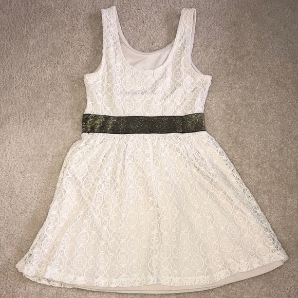 Cream colored lace dress - Picture 2 of 3